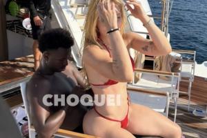 复合?巴媒:前女友社媒晒照,穿着比基尼坐在维尼修斯腿上