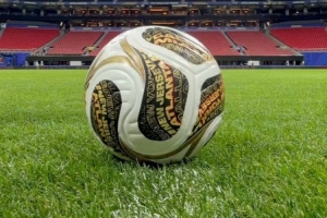 FIFA为世界杯半决赛、决赛推出新款用球,金黑白三色设计