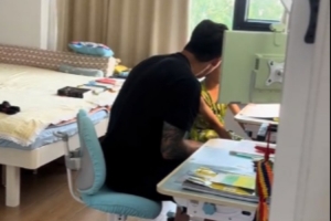 妻子晒张琳芃辅导儿子作业:不管是谁都跨不过辅导作业的这个坎