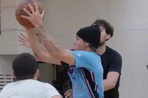 苦练1v3终结!前广东男篮外援休赛期和NBA扣篮王麦克朗一块训练