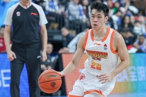 易立:预期庞峥麟是合格的轮换后卫 没想到他这么快成为后场核心