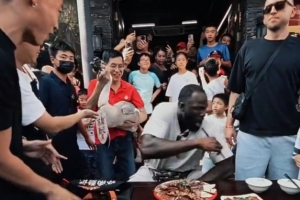 追梦:我在中国被活鹅吓得半死 黑人基因里没有招惹活物的习惯