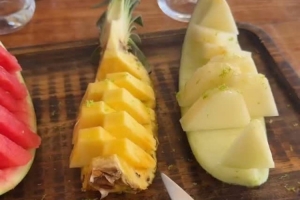 异域风情!詹姆斯晒出海度假期间所享受的餐食:炸鱼+水果