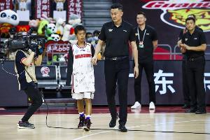独臂篮球少年父亲:张家城走红后没选择当网红 而是默默走自己的路