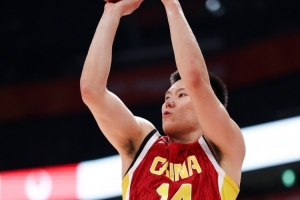 敢打敢拼!李弘权小组赛场均9.5分6板2.5助 投篮命中率53.3%